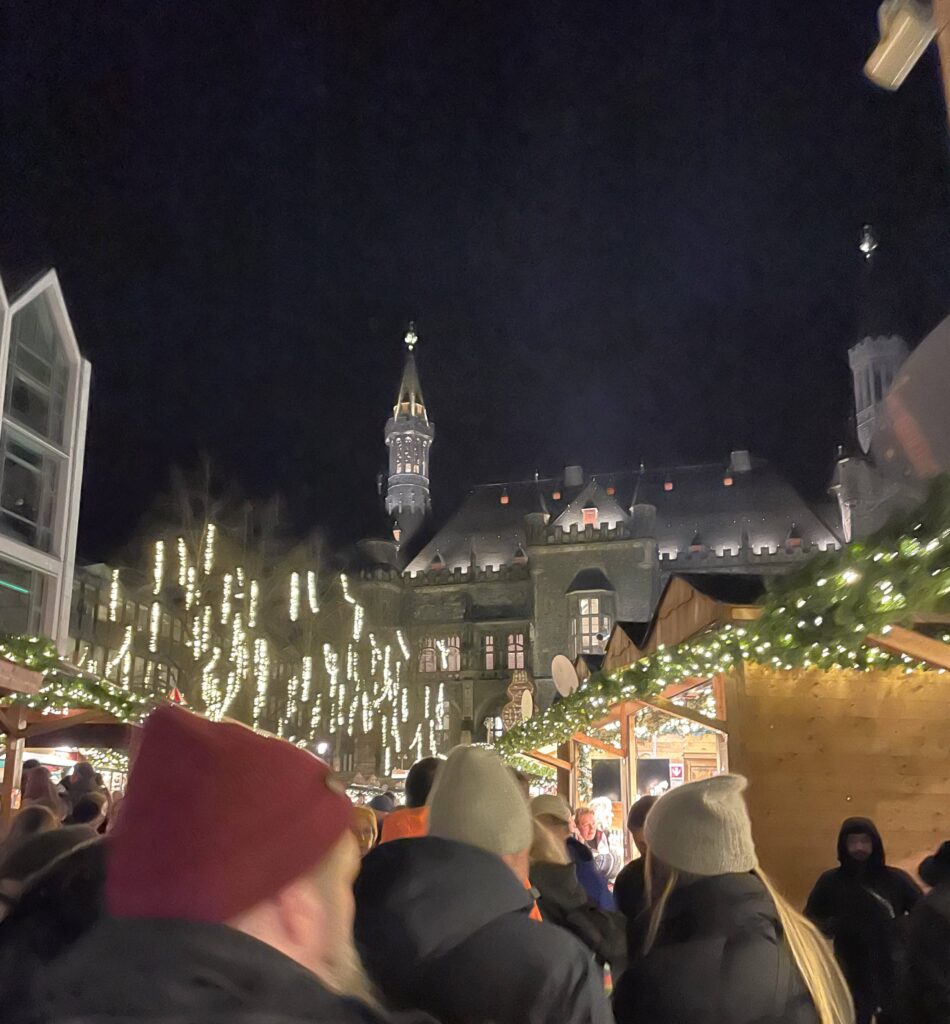 Bild vom Dom, im Vordergrund Lichter weihnachtlich geschmückter Buden
