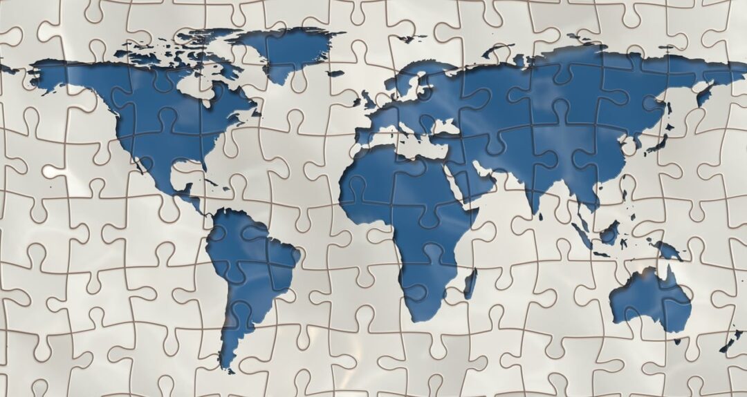 Bild von Puzzlestücken, die die Weltkarte bilden.